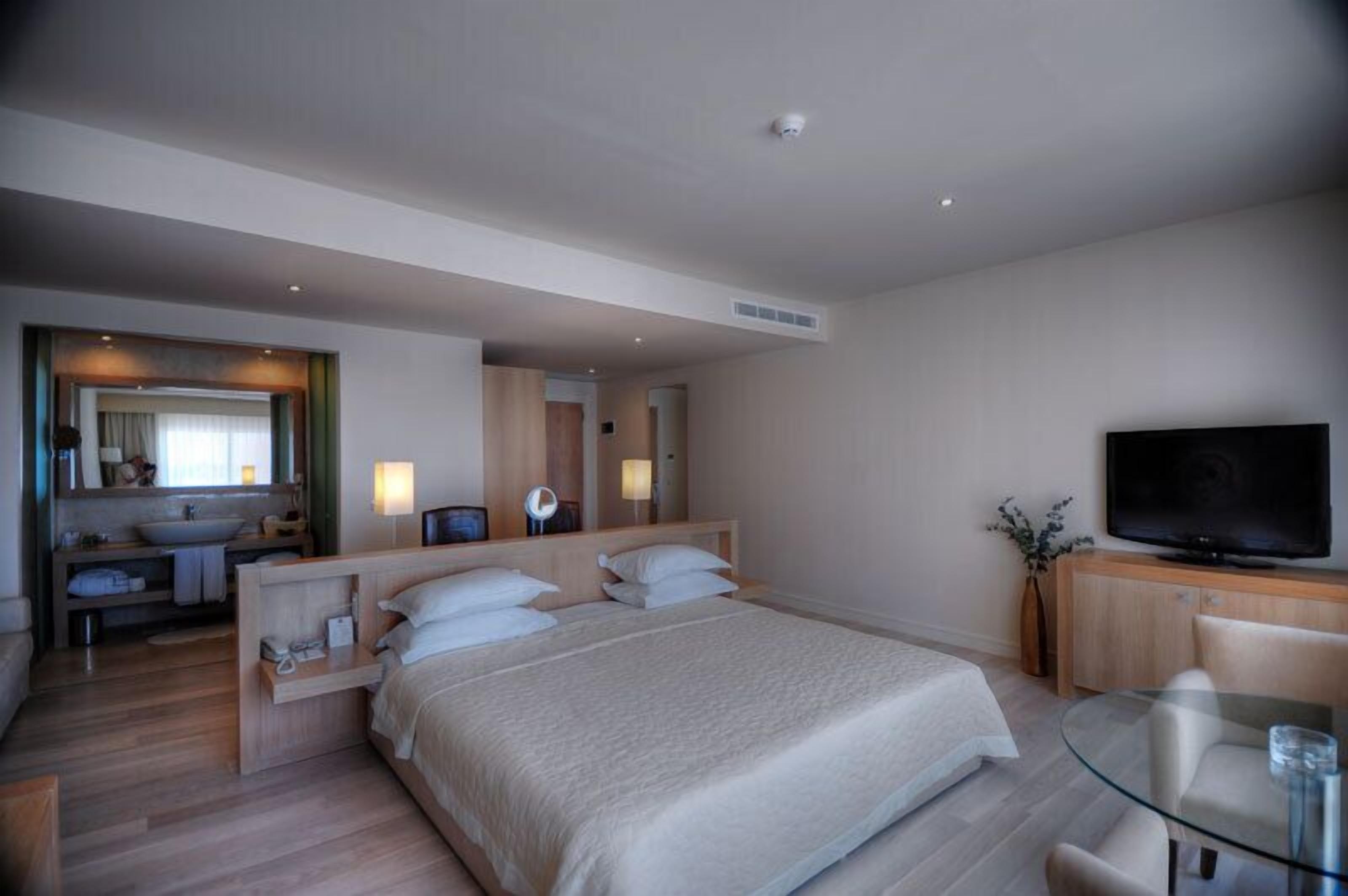 suit oda | minibar, in-room safe, desk, iron/ironing board