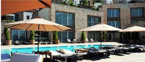 Outdoor pool, free pool cabanas, pool umbrellas