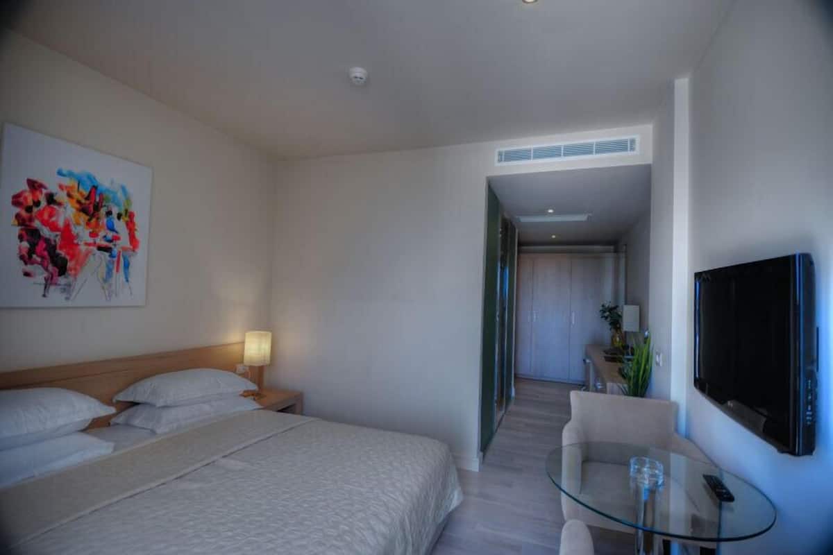Minibar, in-room safe, desk, iron/ironing board