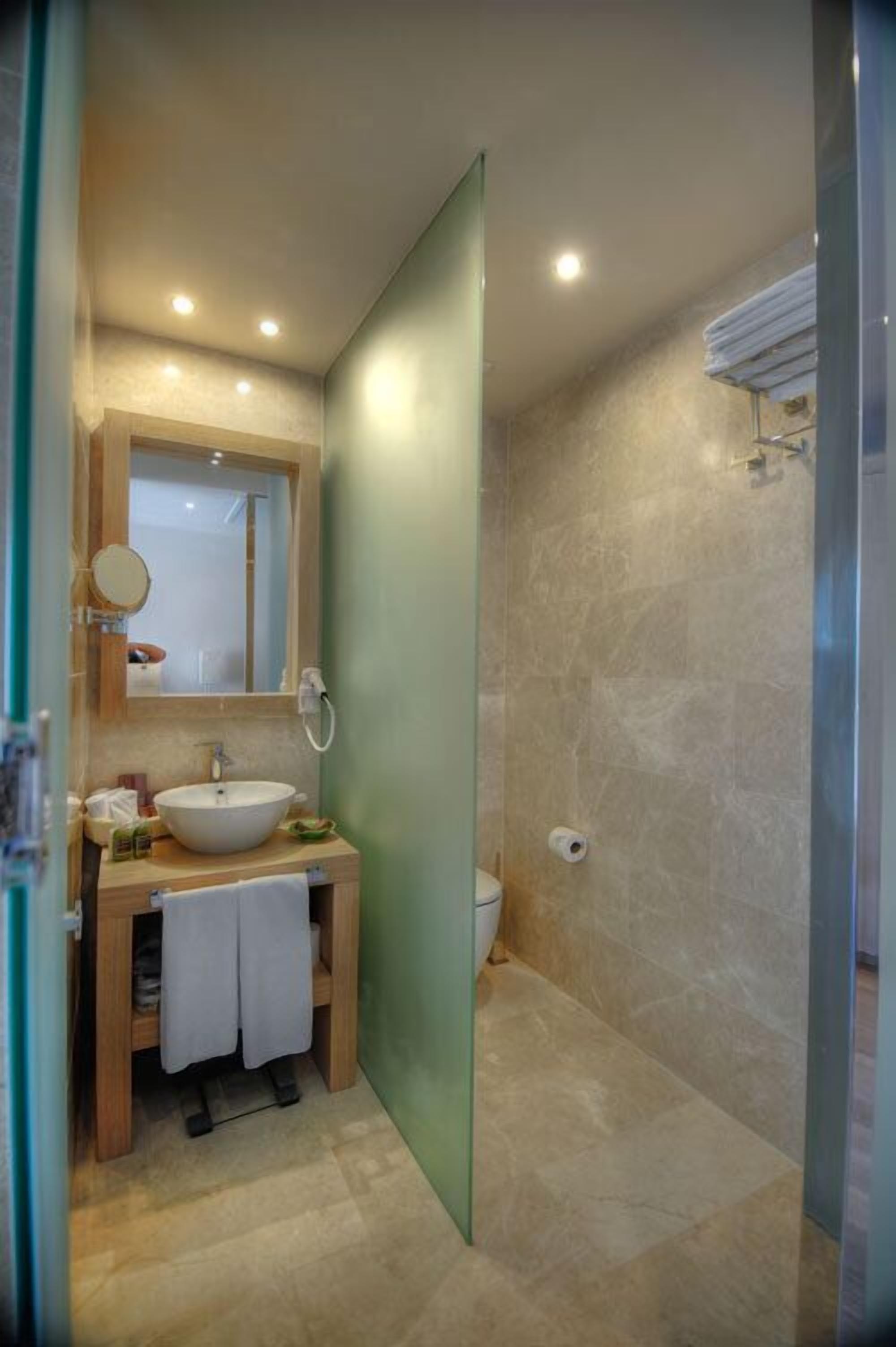 standart oda | bathroom | shower, rainfall showerhead, free toiletries, hair dryer