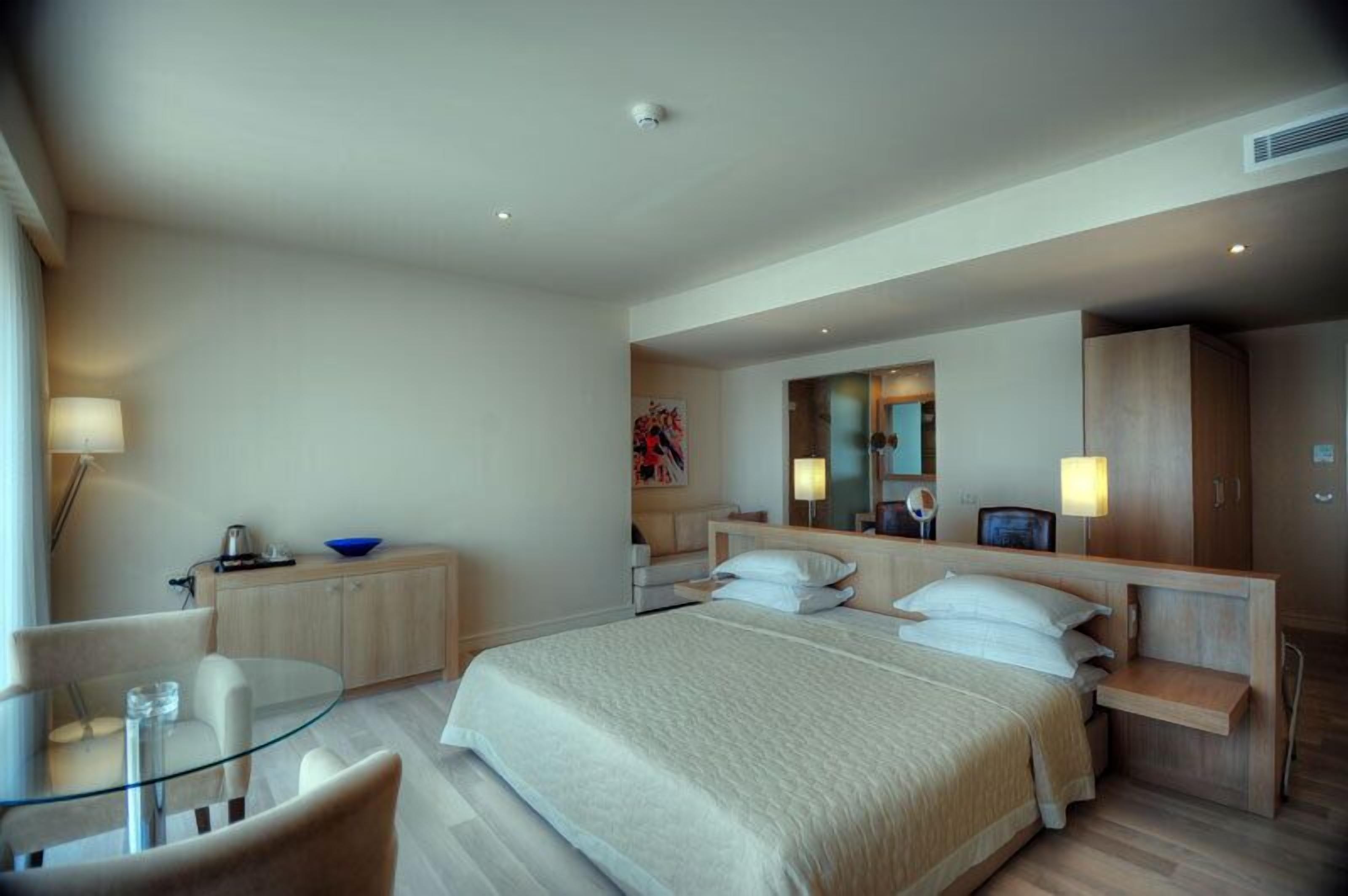 suit oda | minibar, in-room safe, desk, iron/ironing board