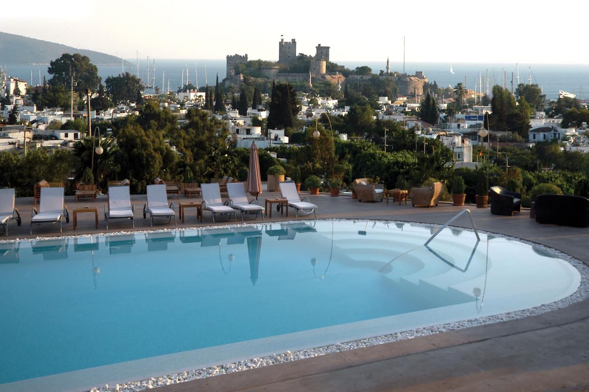Outdoor pool, free pool cabanas, pool umbrellas