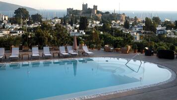 Außenpool, Cabañas (kostenlos), Sonnenschirme