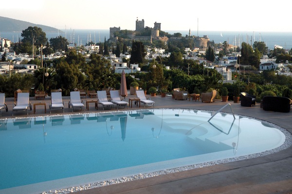 Outdoor pool, free pool cabanas, pool umbrellas