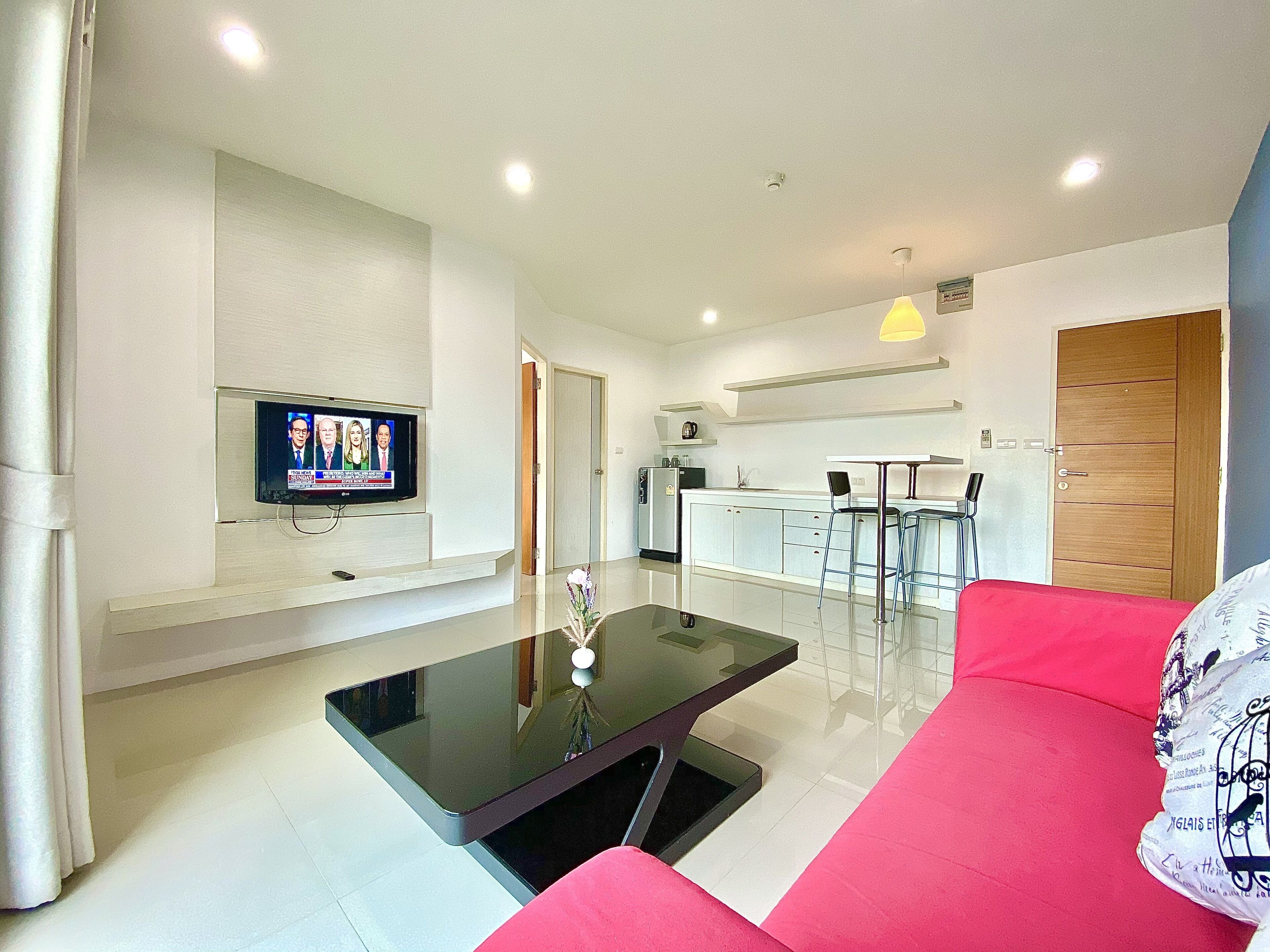 Junior Studio | Living area | 32-inch flat-screen TV with cable channels, TV