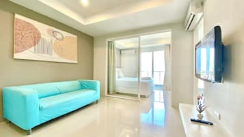 Habitación Deluxe | Zona de estar | Televisión de pantalla plana de 32 pulgadas con canales por cable