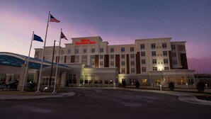 Un hotel de diseño moderno, con un amplio vestíbulo y varias banderas.