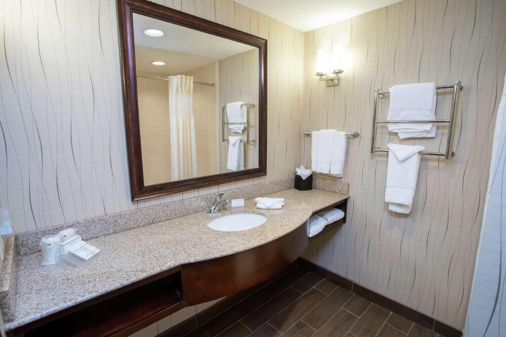 Bathroom | Combined shower/bathtub, free toiletries, hair dryer, towels