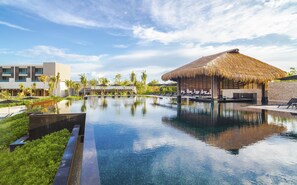 5 piscines extérieures, parasols de plage, chaises longues