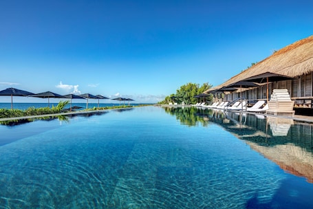 47-inch flat-screen TV with satellite channels, TV, iPod dock. NIZUC Resort and Spa