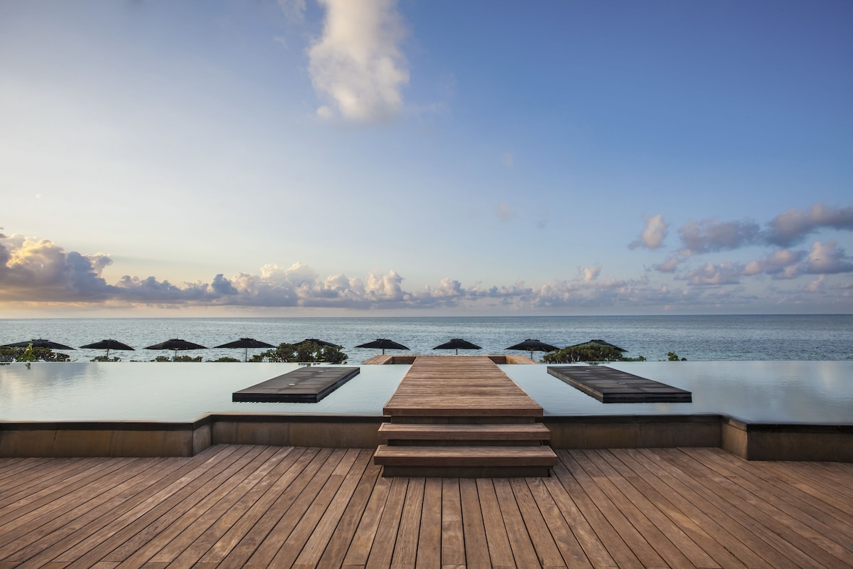 The infinity pool overlooking the ocean at Nizuc Resort & Spa Cancun Mexico