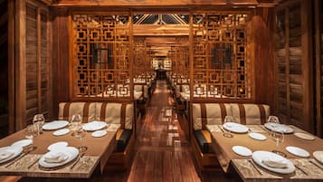 6 間餐廳;供應早餐、午餐、晚餐;多國菜