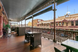 Minibar, in-room safe, desk, soundproofing - Quality Inn The George Hotel Ballarat (Ballarat)
