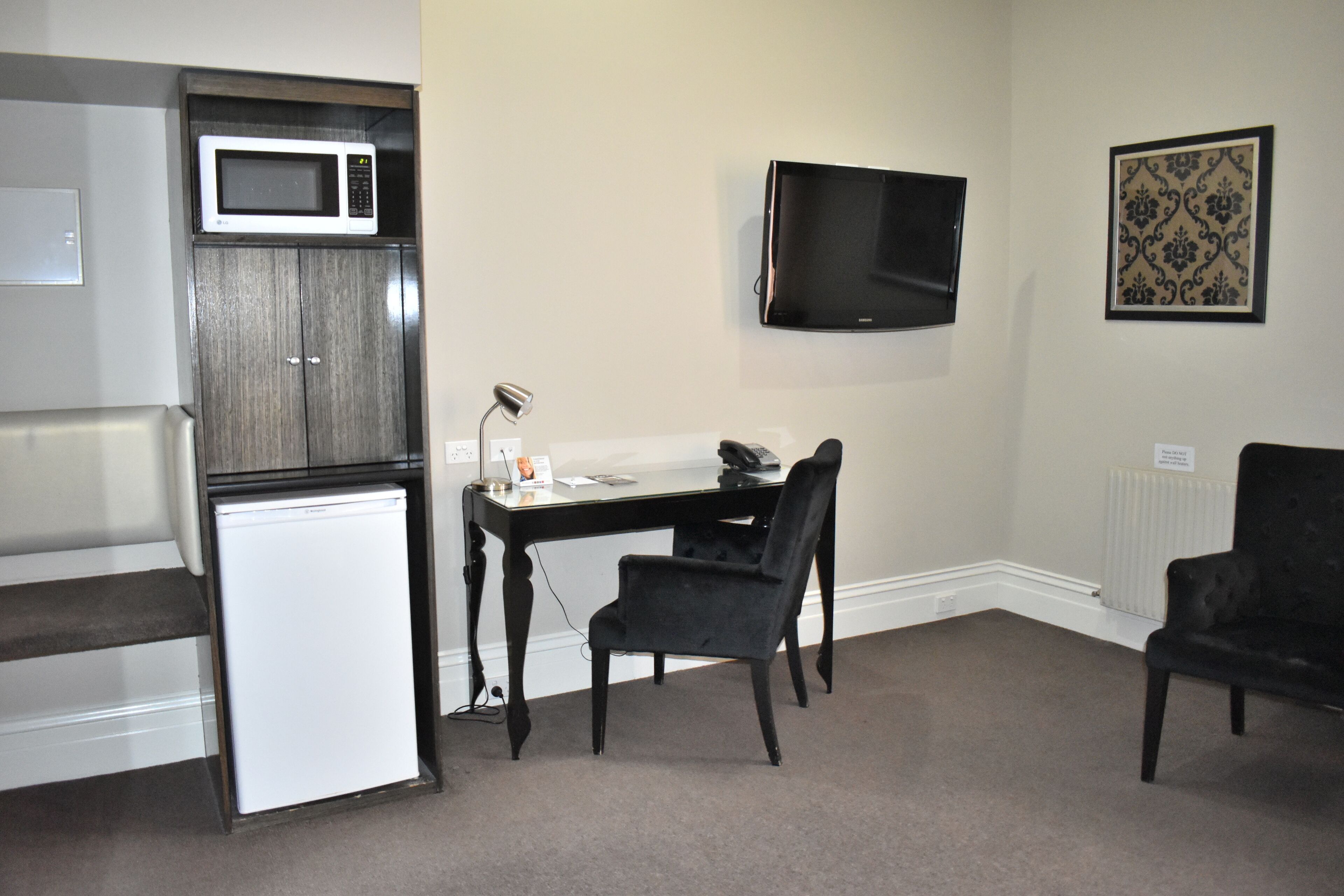 standard queen room | minibar, in-room safe, desk, iron/ironing board