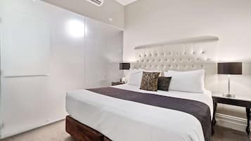 Suite, 1 Queen Bed, Non Smoking | Minibar, in-room safe, desk, iron/ironing board