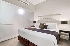 Suite, 1 Tempat Tidur Queen, Bebas Asap Rokok | Minibar, brankas, meja kerja, dan setrika/meja setrika