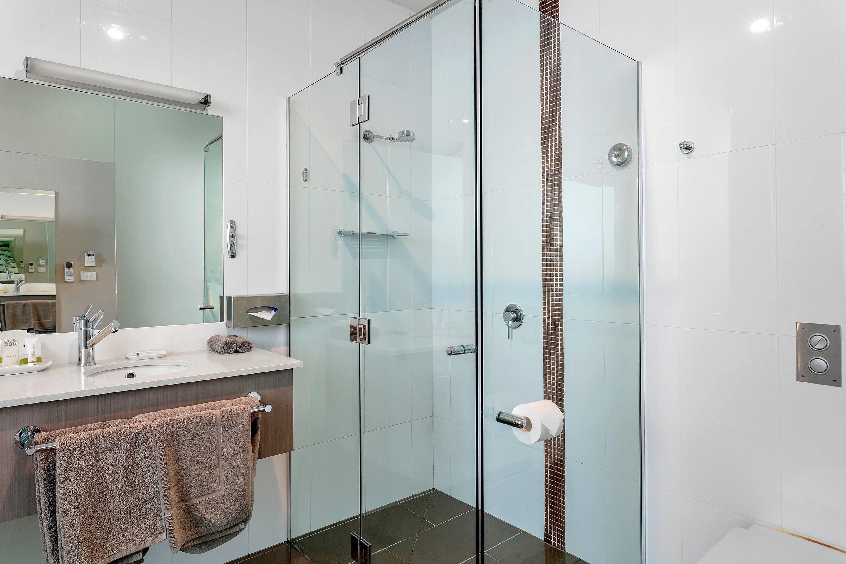 standard room, 1 queen bed, non smoking | minibar, in-room safe, desk, iron/ironing board