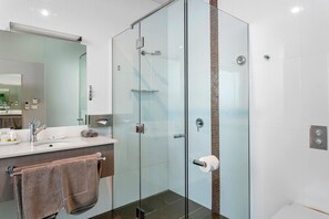 Standard Room, 1 Queen Bed, Non Smoking | Minibar, in-room safe, desk, soundproofing - Quality Inn The George Hotel Ballarat (Ballarat)