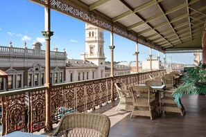 Minibar, caja de seguridad en la habitación y escritorio