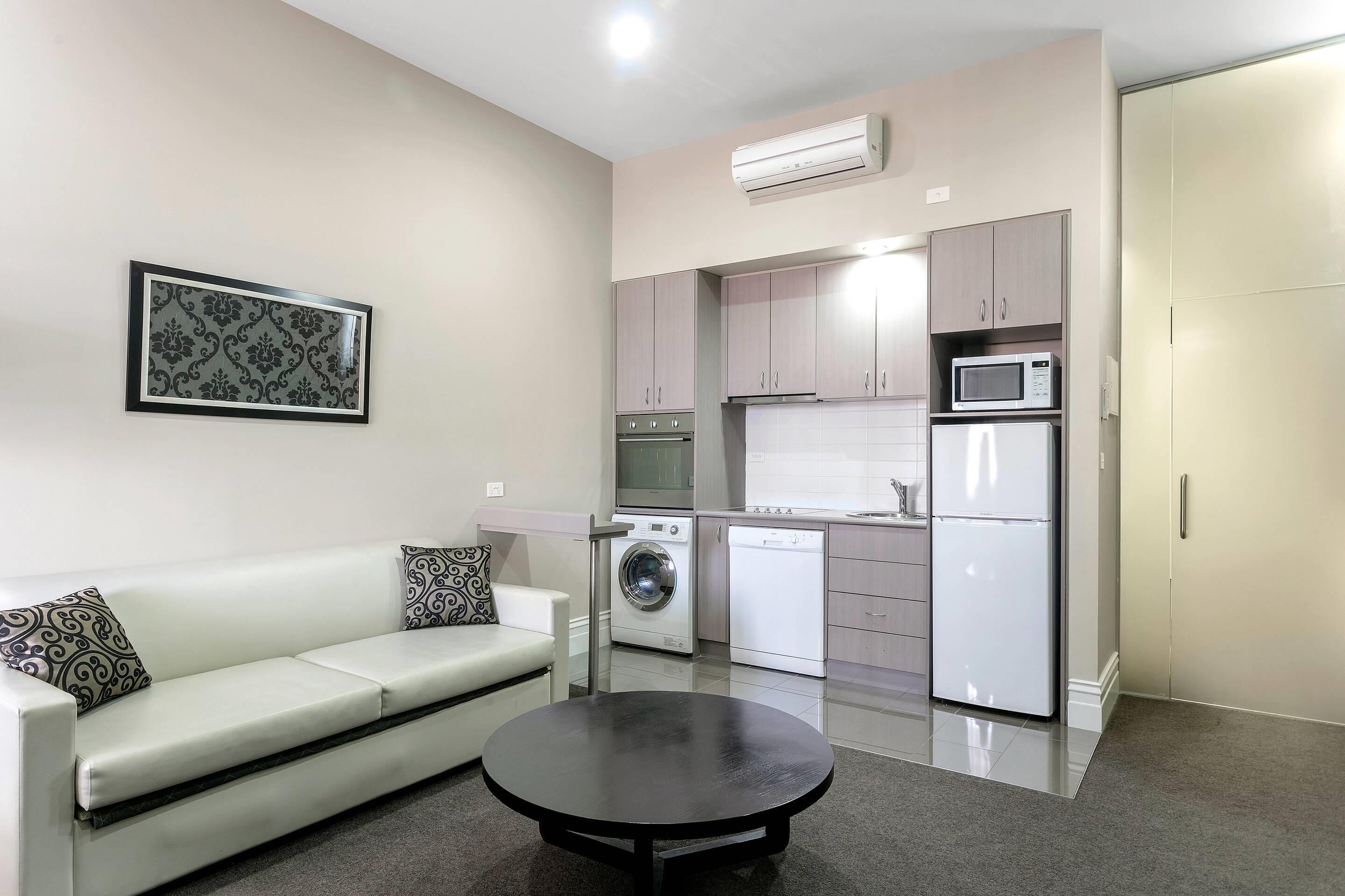 suite, 1 king bed, non smoking | minibar, in-room safe, desk, iron/ironing board