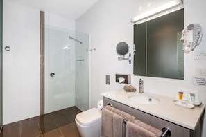 Shower, free toiletries, hair dryer, towels - Quality Inn The George Hotel Ballarat (Ballarat)