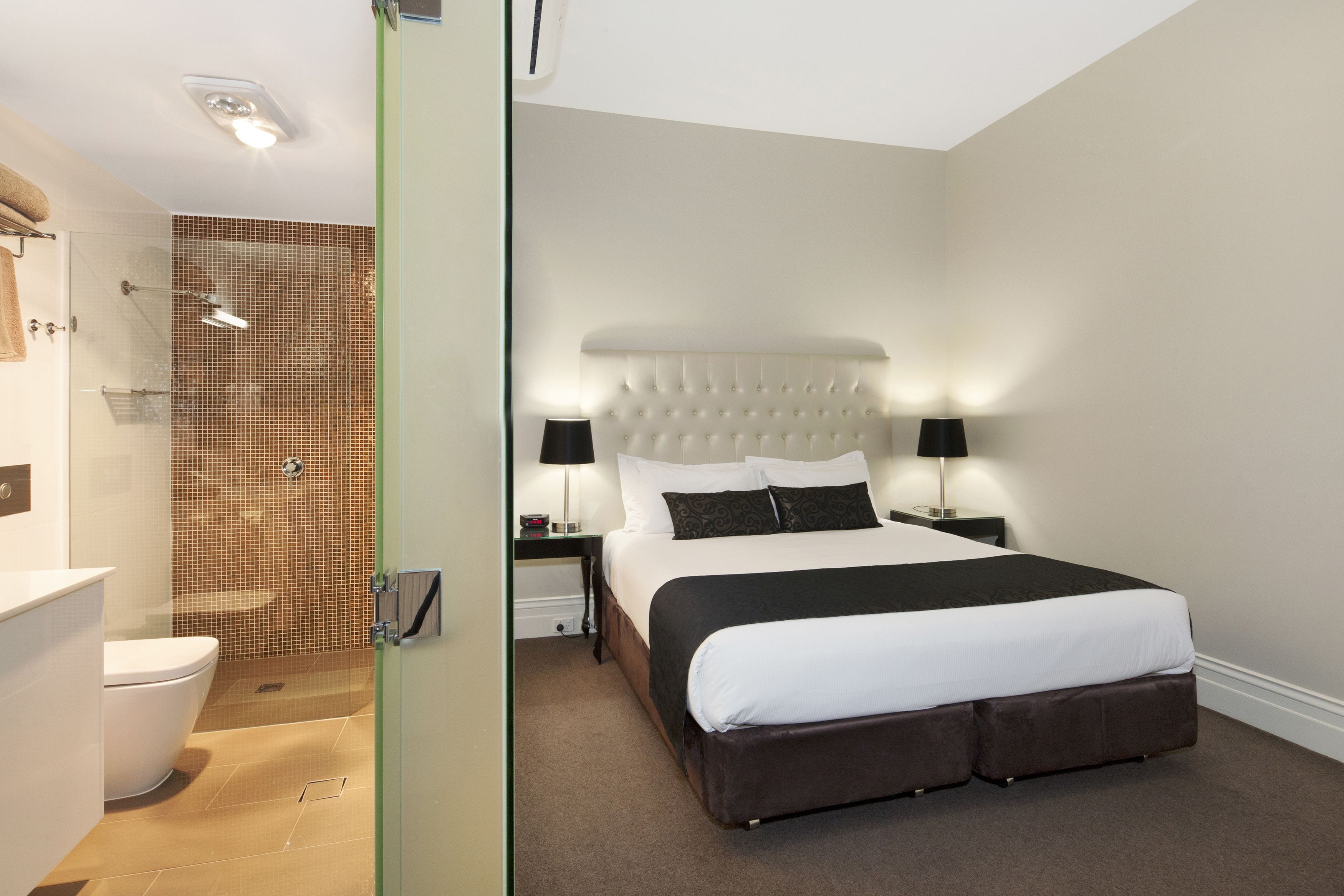 executive suite, 1 bedroom | minibar, in-room safe, desk, iron/ironing board