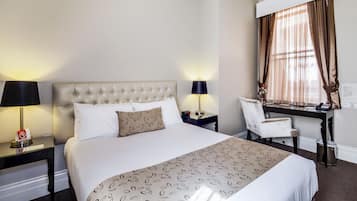 Standard Queen Room | Minibar, in-room safe, desk, iron/ironing board