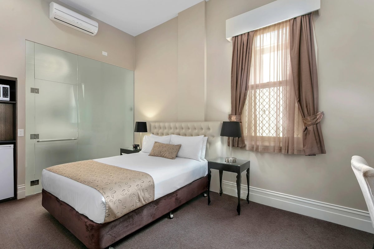 Standard Room, 1 Queen Bed, Non Smoking | Minibar, in-room safe, desk, iron/ironing board