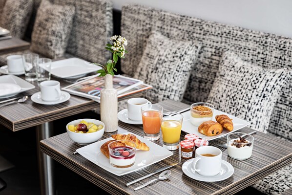 Petit déjeuner buffet (14 EUR par personne)