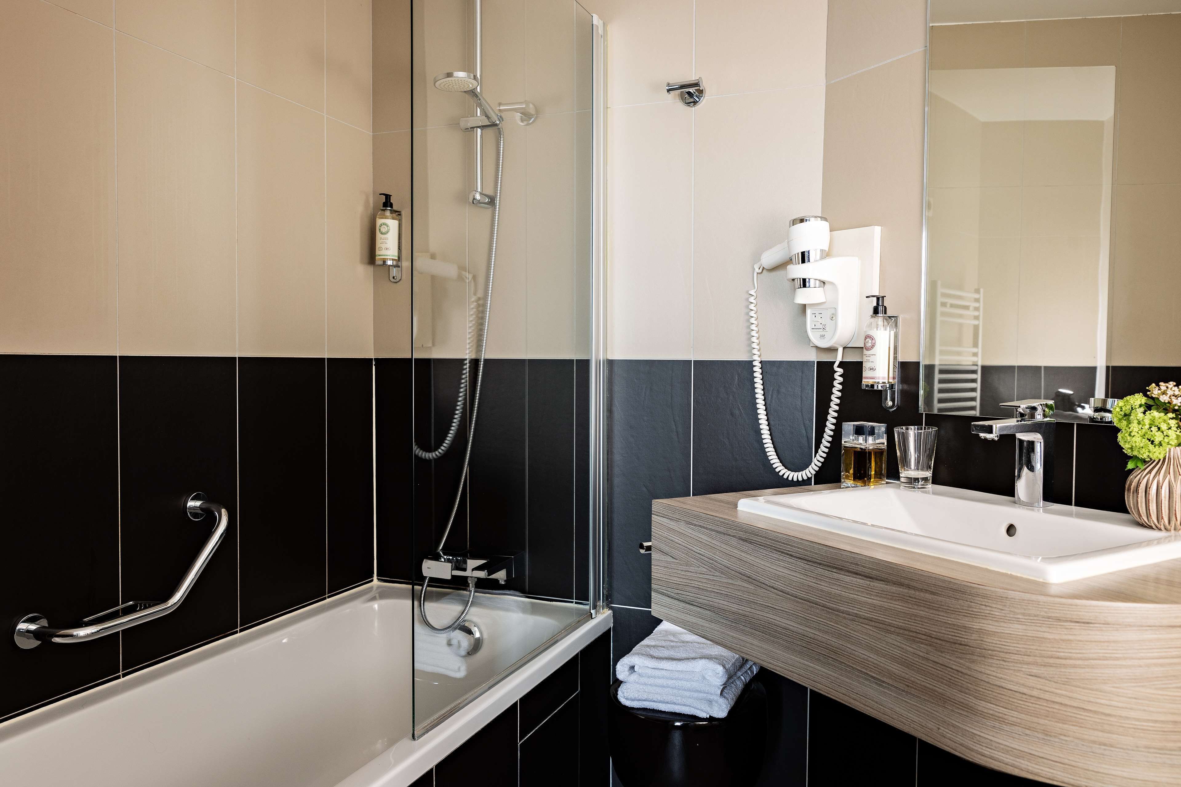 family room, multiple beds, connecting rooms | bathroom | free toiletries, hair dryer, towels, soap