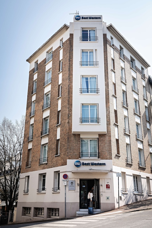 Ein mehrstöckiges Hotel mit weißer Fassade und mehreren Balkonen, mit einem Schild, auf dem "Best Western" steht.