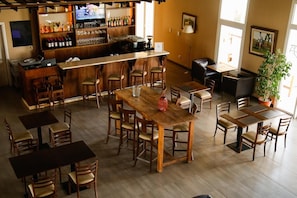 Bar (trong khuôn viên)