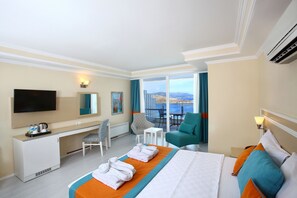 Minibar, värdeförvaringsskåp på rummet och skrivbord