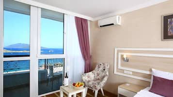 Minibar, caja de seguridad en la habitación y escritorio