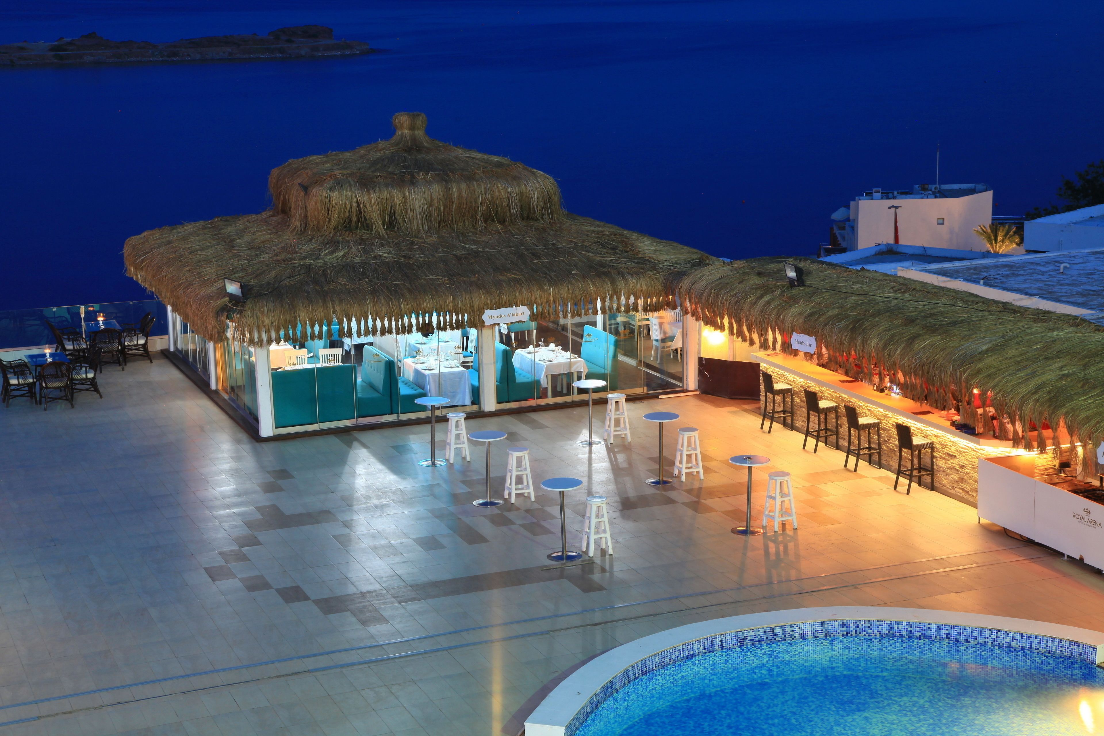 Bar en bord de piscine