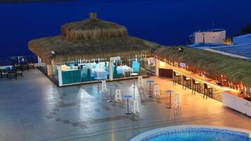 Bar en bord de piscine