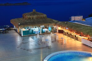 Bar à beira da piscina