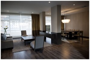 Suite – president | Oppholdsrom | En 46-tommers LED-TV med kabel-kanaler samt TV og DVD-spiller