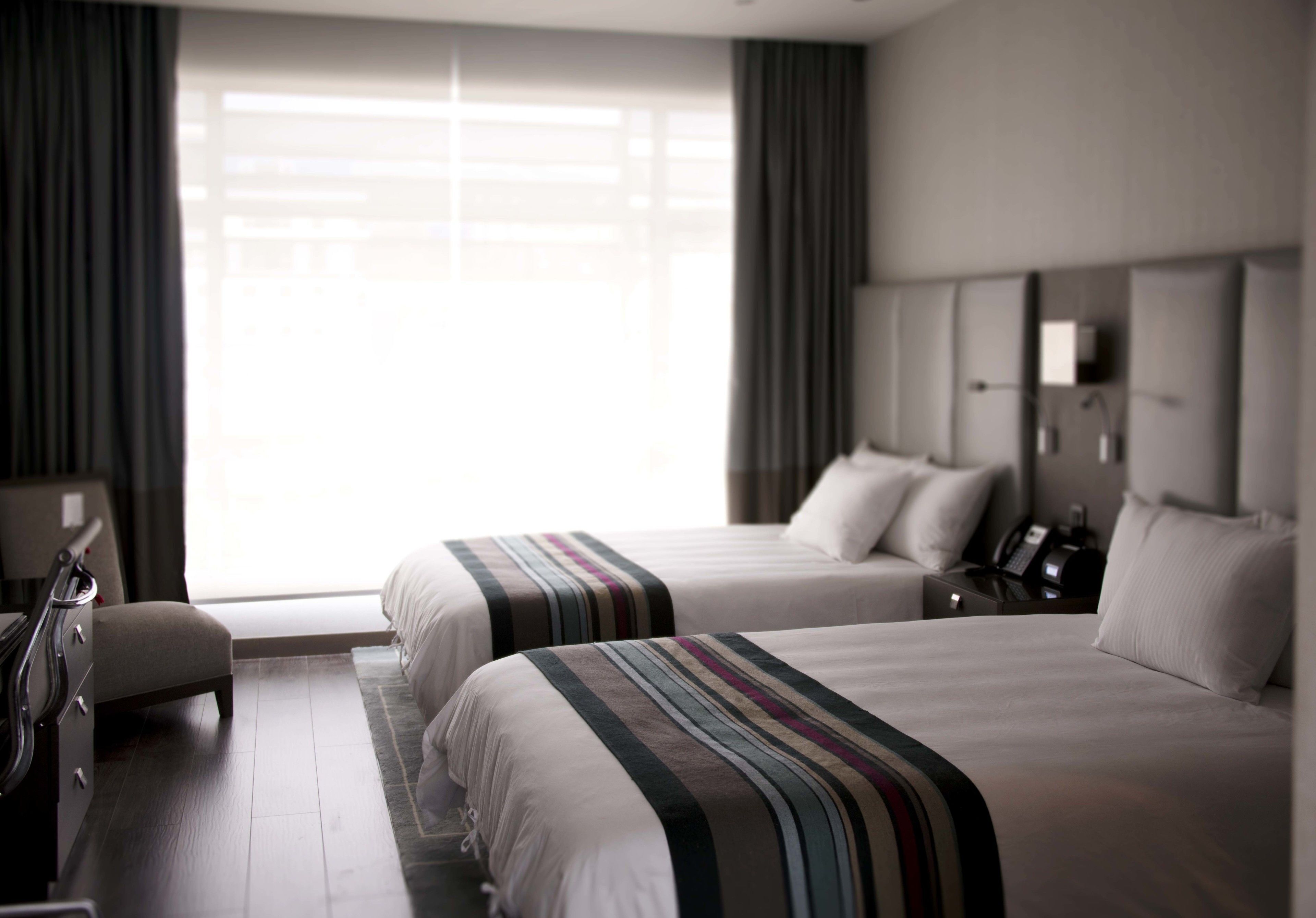 Minibar, safe på rommet, skrivebord og blendingsgardiner