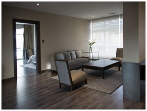 Suite – president | Minibar, safe på rommet, skrivebord og blendingsgardiner