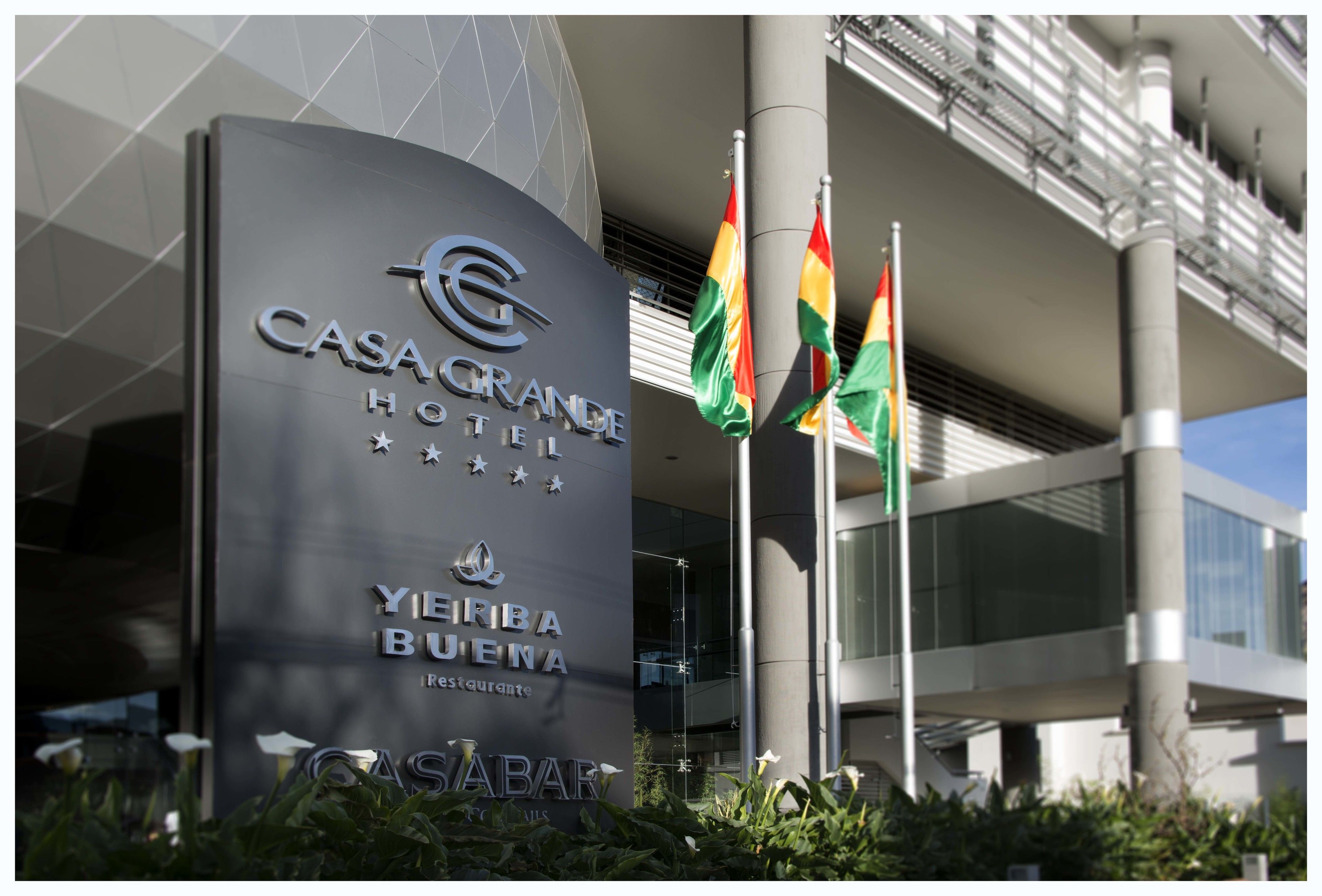 El exterior del Hotel Casagrande, con un diseño arquitectónico moderno, destaca un letrero con el nombre y logotipo del hotel.