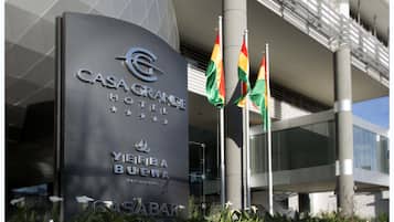 El exterior del Hotel Casagrande, con un diseño arquitectónico moderno, destaca un letrero con el nombre y logotipo del hotel.