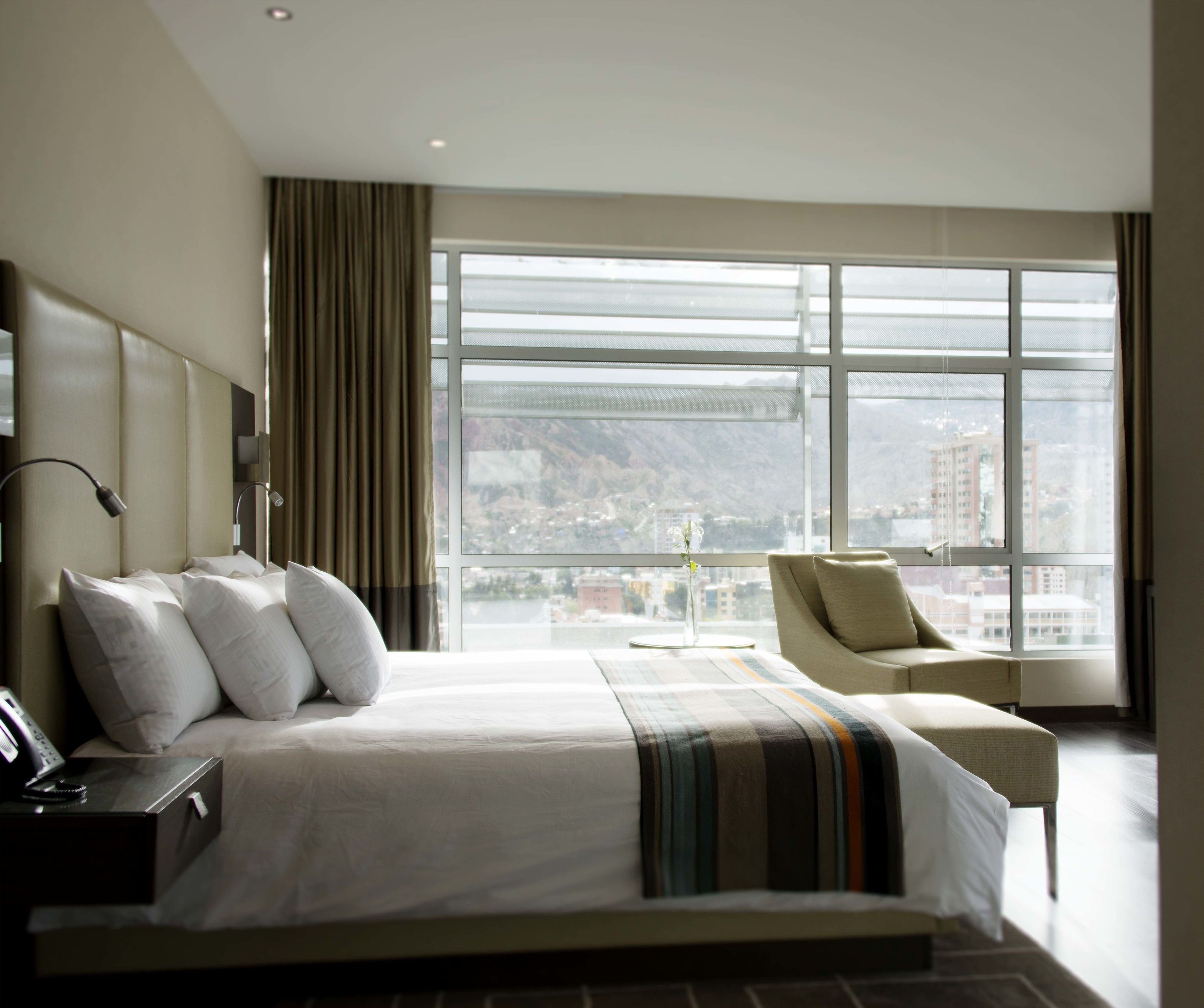 Minibar, safe på rommet, skrivebord og blendingsgardiner