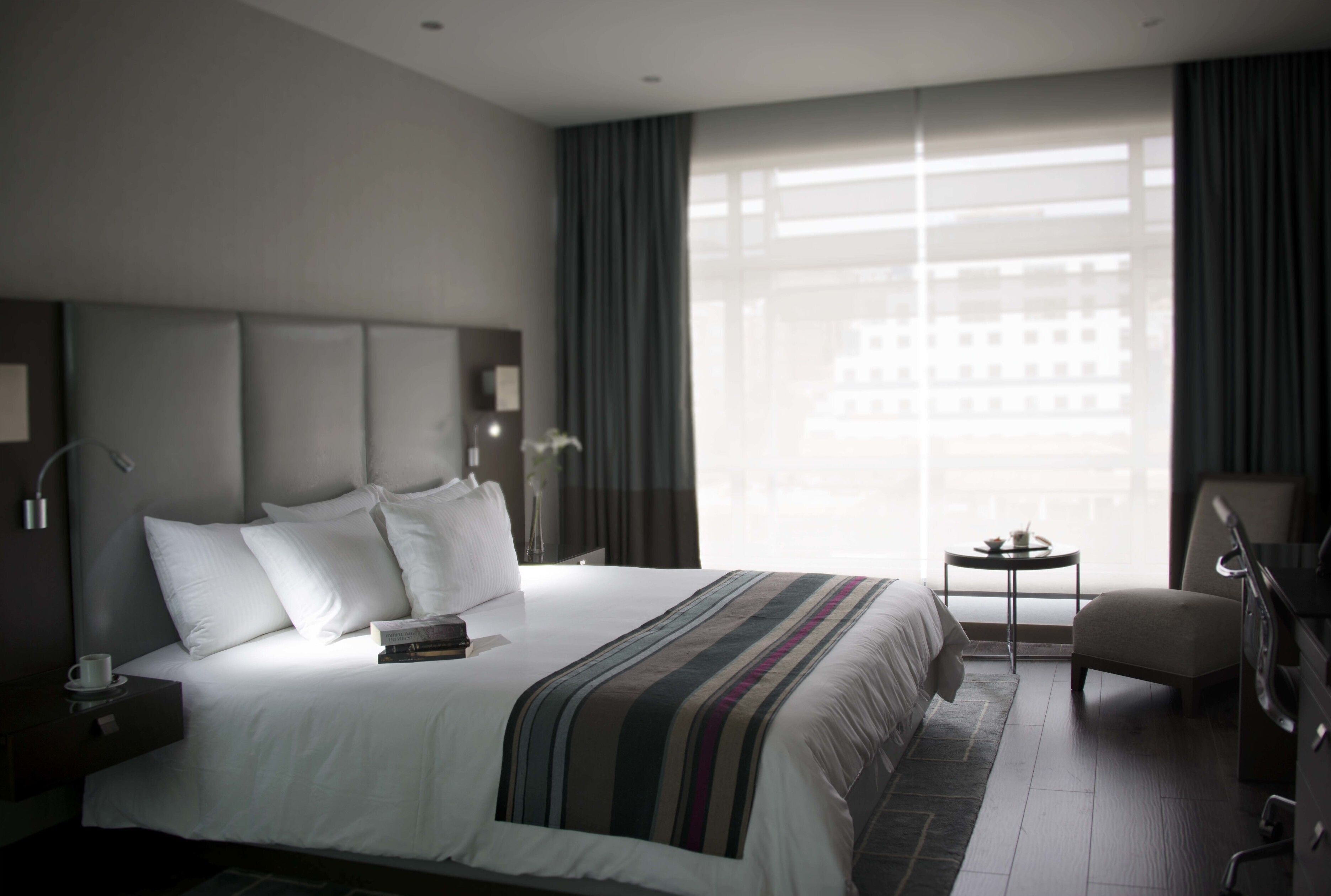 Minibar, safe på rommet, skrivebord og blendingsgardiner