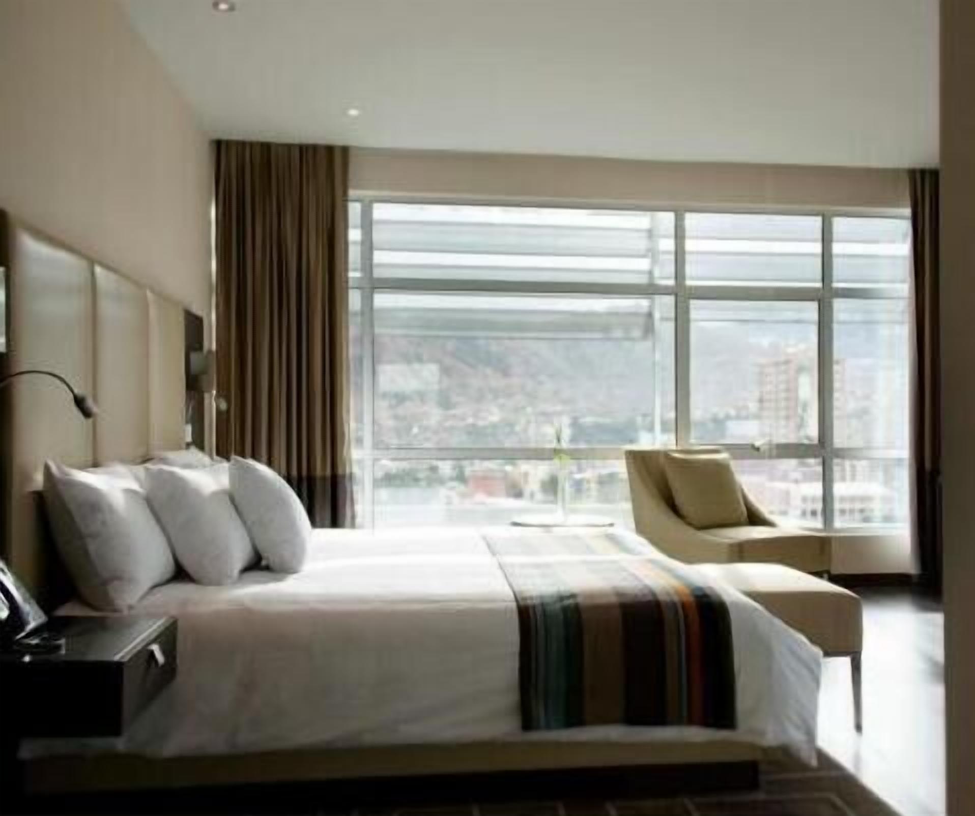 Minibar, safe på rommet, skrivebord og blendingsgardiner