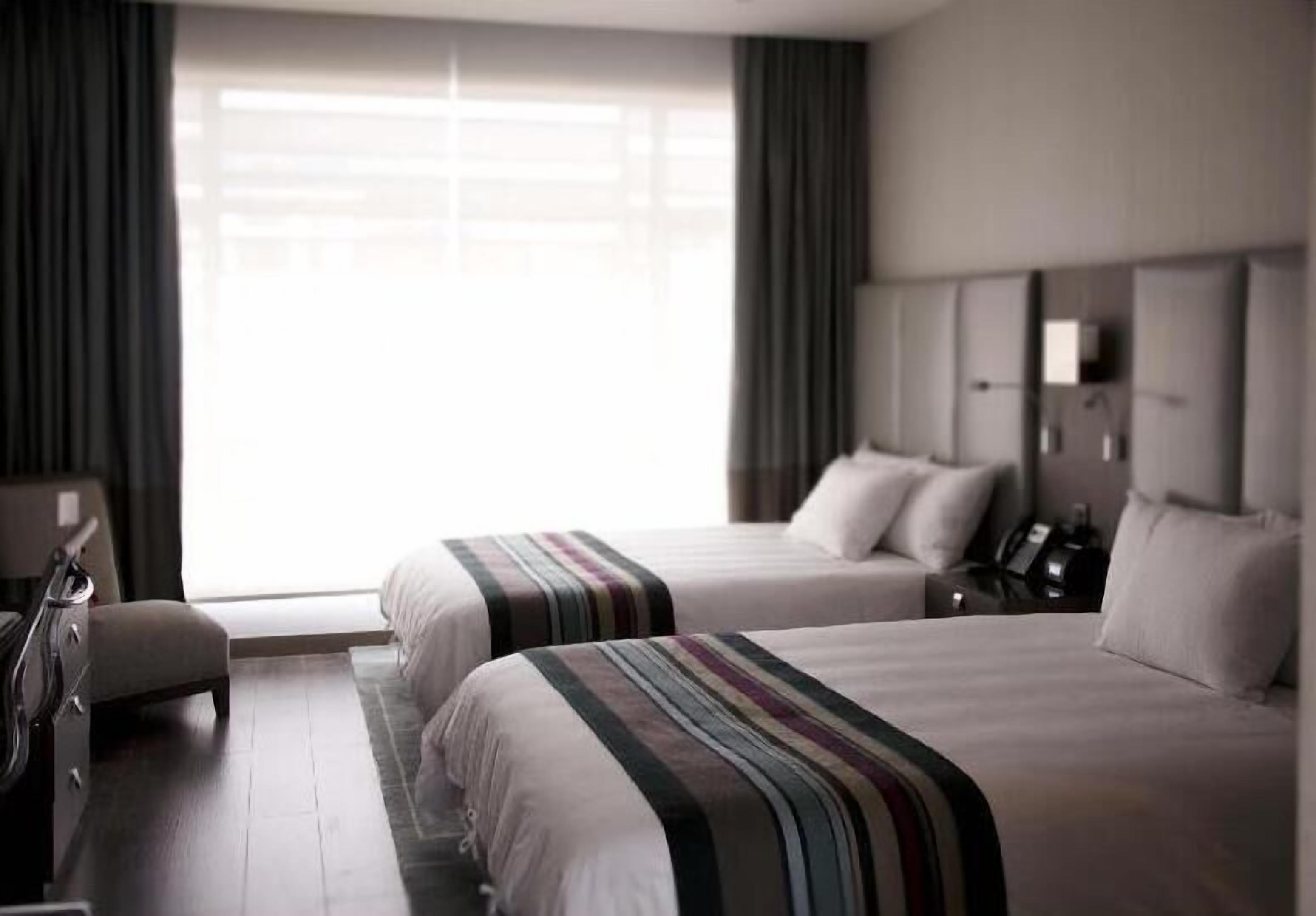 Minibar, safe på rommet, skrivebord og blendingsgardiner