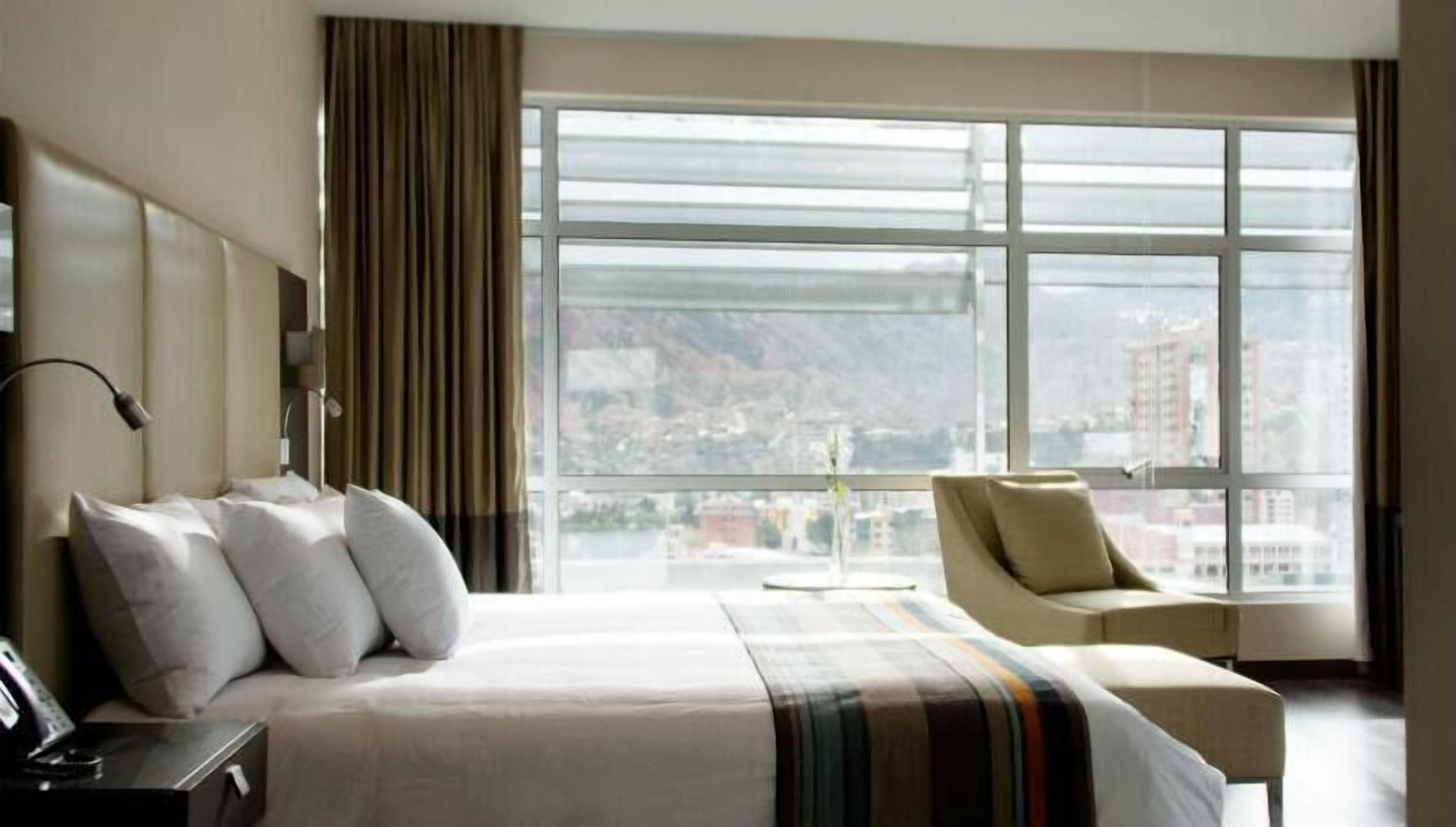 Minibar, safe på rommet, skrivebord og blendingsgardiner