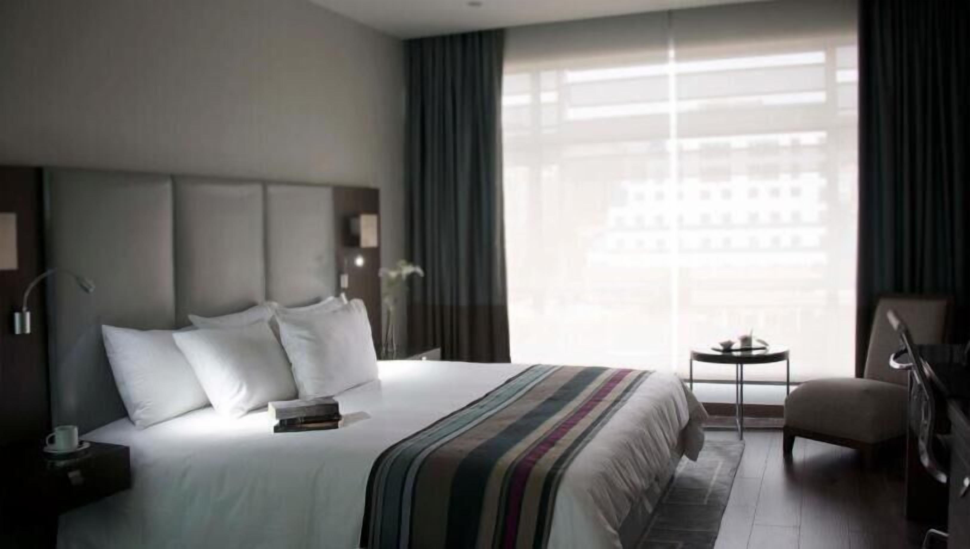 Minibar, safe på rommet, skrivebord og blendingsgardiner