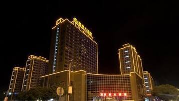 Facciata della struttura - sera/notte