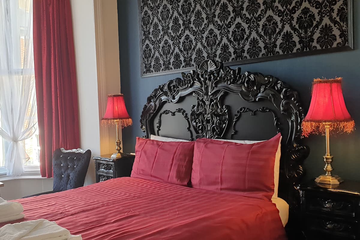 Habitación doble (Superior Double 1st Floor) | Camas con efecto memoria, muebles diferentes y cortinas blackout